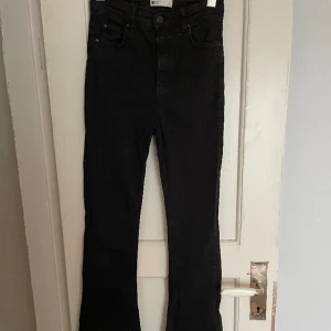 Jeans - Jag säljer dessa utsvängda jeans, dom är jättefina men tyvärr kommer de aldrig till min användning längre. ❤️
