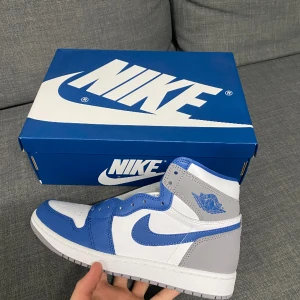 Jordan 1 True Blue - Hej, säljer dessa fina jordan 1s. Priset kan diskuteras, ifall du har några frågor bara hör av dig! Skick: Helt nya Storlek: 43 