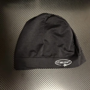 Starlight mössa  - Svart Starlight mössa med vit text  Slutsåld överallt om du vill diskutera priset kontakta mig