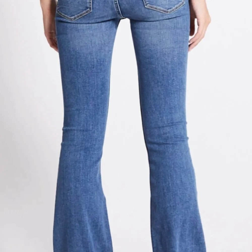 Super fina jeans från lager 157. Modellen är Snake flare och är i storlek xs. Jeansen är i bra skick och bara använda några gånger💕. Jeans & Byxor.