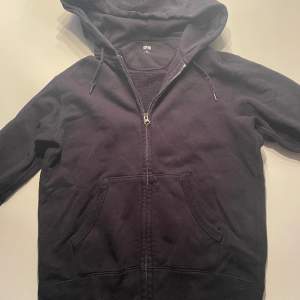 Uniqlo zip hoodie i storlek xs i bra skick. Säljer den eftersom jag har växt ut den
