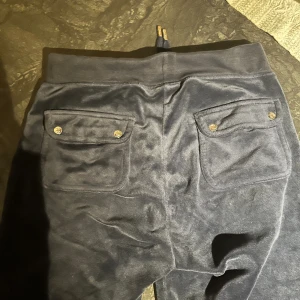 Juicy couture byxor - Har använt ett fåtal gånger, ganska bra skick skulle jag säga. Säljes pågrund av att jag inte riktigt har någon användning till dessa längre.