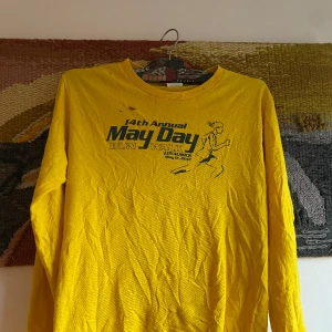 Långarmad t-shirt - Snygg sliten långarmad t-shirt  Sitter bra och passar sjukt bra till sommaren🪄