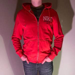 Röd zip hoodie i storlek L från Nike i bra skick. Han på bilden är 181 cm. Kontakta vid frågor👍