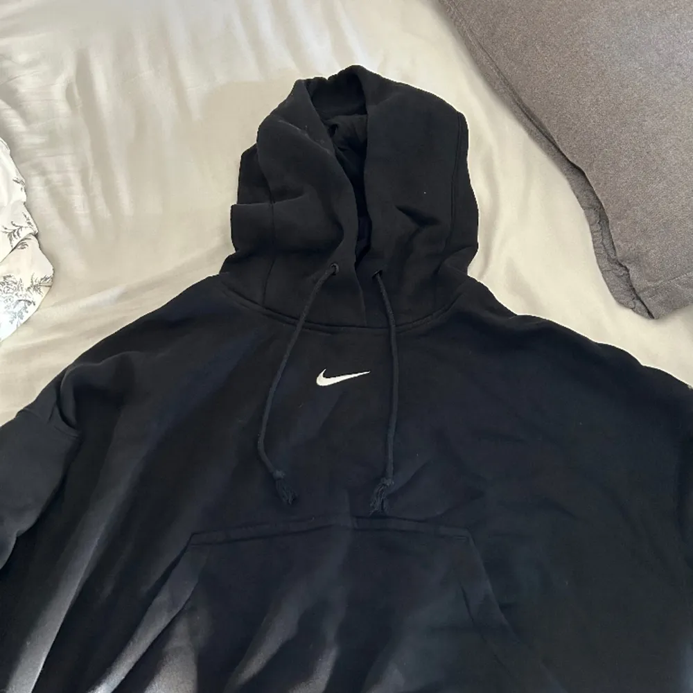 Säljer denna super fina Nike hoodie!! Bra skick och inte använd särskilt mycket🩷🩷. Hoodies.