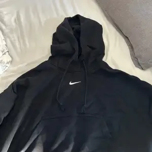 Säljer denna super fina Nike hoodie!! Bra skick och inte använd särskilt mycket🩷🩷