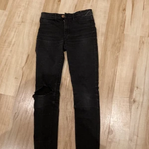 Svarta jeans - Tagit jeans, hål i knät 