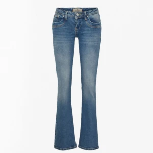 Ltb Valerie långmidjade jeans - Säljer mina fina populära Ltb jeans!💗 Dom är i jättebra skick och perfekt för dig som är lite längre då de är i längd 36, jag har oftast storlek s/m och dom passar helt perfekt 💕 slutsålda nästan överallt 🎉