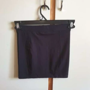 Zara kiol - Hej säljer denna supersnygga kjol ifrån zara hör av dig vid intresse den är aldrig använd 