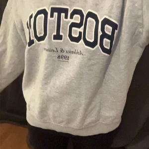  hoodie - En hoodie från hm har änvänt 5 gånger ungefär simpel tröja som går att ha vart som hälst den är grå och de står boston på framsidan hoppas någon blir intresserad och vill köpa 