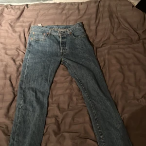Levis 501 - Levis 501 i nyskick som säljs pga av att de inte kommer till användning. Inga defekter, pris kan diskuteras.