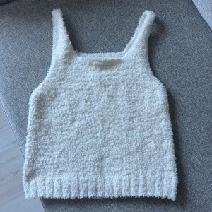 Fluffigt linne - Jätte fint fluffigt snyggt linne. Tyget är jätte mjukt! Säljer den pågrund av att jag inte använder den. Toppen är i storlek M men ganska liten i storleken😊💕