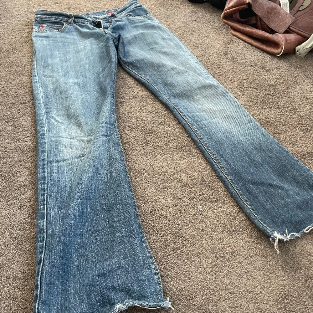 Säljer dessa lågmidjade bootcut jeansen från miss sixty!! då de blivit lite små på mig❤️Kom privat så mäter jag måtten!. Jeans & Byxor.
