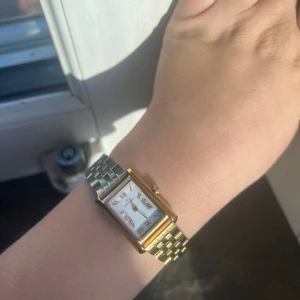 Mockberg klocka - Det populära klockan i standard modellen i färgen guld. Sparsamt använd och i super bra skick. Skickar även med en helt ny länk som man kan byta till om man vill att den ser ännu nyare ut (då blir det som en helt ny klocka)❤️❤️