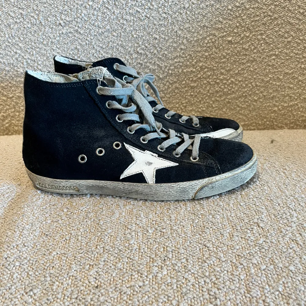 Golden goose high tops i bra skick. Distressed look. Snabb leverans 🚚 skriv om du har frågor.. Skor.