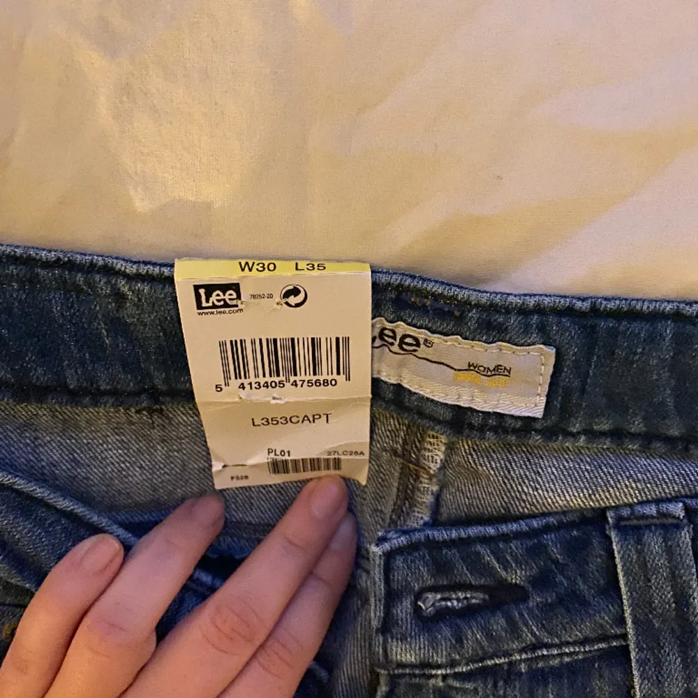 Lågmidjade lee bootcut jeans. Storlek 30/35. Passar mig bra i midjan som har midjemått 35 cm. Helt nya med lapp på. . Jeans & Byxor.