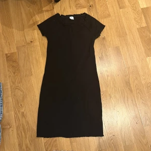 Snygg strand klänning  - Världens snyggaste strandklännkng från lindex! Tyvärr är den för liten för mig :( denna funkar även som en vanlig klänning den är i nyskick! 