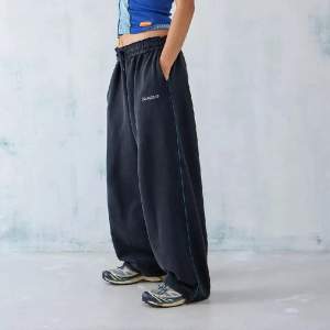 SÖKER! Jag söker dessa Sweatpants från Urban outfitters i strl S/XS. Hör gärna av er ifall att ni har ett par att sälja💞