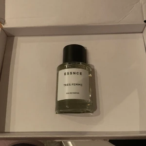Essnce tres femme - Absolut en av den lyxigaste och mest gossipgirl parfymen som jag nånsin luktat på! Old money vibes! En millimeters använd, är som ny.