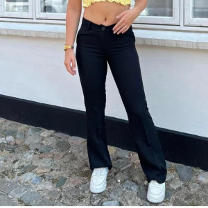 Lågmidjade kostymbyxor - Säljer mina superfina design by si byxor! Storlek M💕 (Lånade bilder)