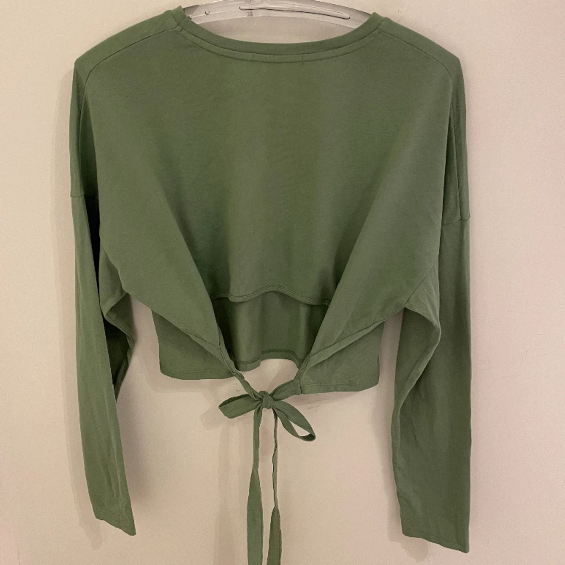 Grön topp med knytbar rosett  - 90