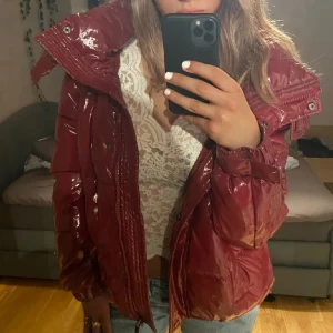 Röd fin pufferjacka❤️ - Säljer min fina pufferjacka som funkar som vår och vinter jacka som jag har köpt här på plick. (Bilderna är lånade) Inga defekter och säljer för att den är för stor🥰 köpt för 350kr