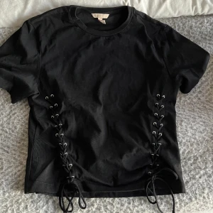 Svart topp snörning - Supercool svart topp med snörning i stl S från hm, samma som på andra bilden, 300+frakt