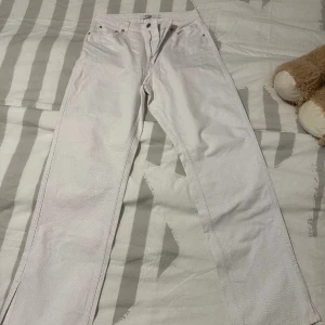 Vita jeans  - Jeans från nakd, säljer dessa då de är för små för mig. De är då aldrig använda. De har slits på botten av jeansen på båda sidorna. 