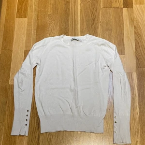 Zara tröja  - Vit långärmad tröja från zara med guld knappar som detaljer. Den är i perfekt skick och syns knappt att den är använd!!💗