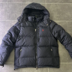 Ralph Lauren Dunjacka - Säljer min 1 till 1 ralph lauren dunjackan. Storleken passar 185-195 cm. Den är använd men tagits han om mycket väl, skick 8/10. Pris kan diskuteras vid snabbaffär. Tveka inte att meddela om frågor!