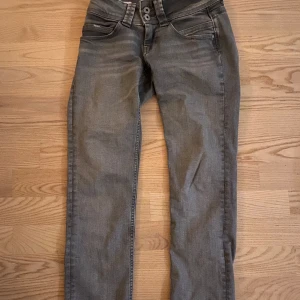 Pepe jeans i storleken 32❤️ - Fina lowaist straight jeans i en tvättad grå färg🙏 