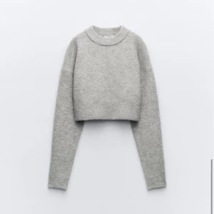 Stickad tröja - Helt oanvänd stickad tröja från zara. Lappen är dessvärre inte kvar, men den är i toppskick eftersom den är oanvänd. Lite croppad 💕