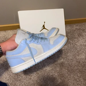 Jordans 1 low Football gray Aluminium  - Jordans 1 low Football gray Aluminium i mycket bra skick knappt använda  (skick 9-10)  Stolek 41 Köpte ifrån kicks N stuffs för 2800kr , såklart äkta ( Kan bytas)