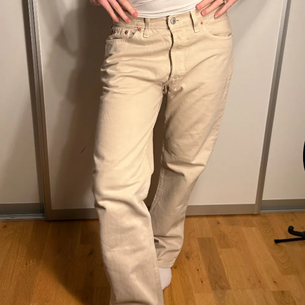 Beiga vintage levi’s jeans modell 501. Midjemått: 80cm. Innerbenslängd: 73cm. Jeans & Byxor.