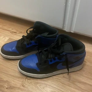 Jordan 1s - Blåsvarta jordans 1s använda fåtal gånger. Knappt creasade. Pris kan diskuteras! Vill bara ha sålt de.