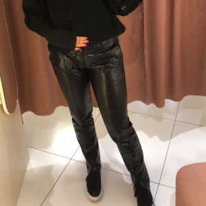 Byxor Zara - Säljer nu mina älsklingsbyxor, svarta ormskinnsbyxor från Zara. Säljer pågrund av att de tyvärr blivit för små. Inköpta för 500kr 🤍 De är i toppenskick och tvär snygga. 💕