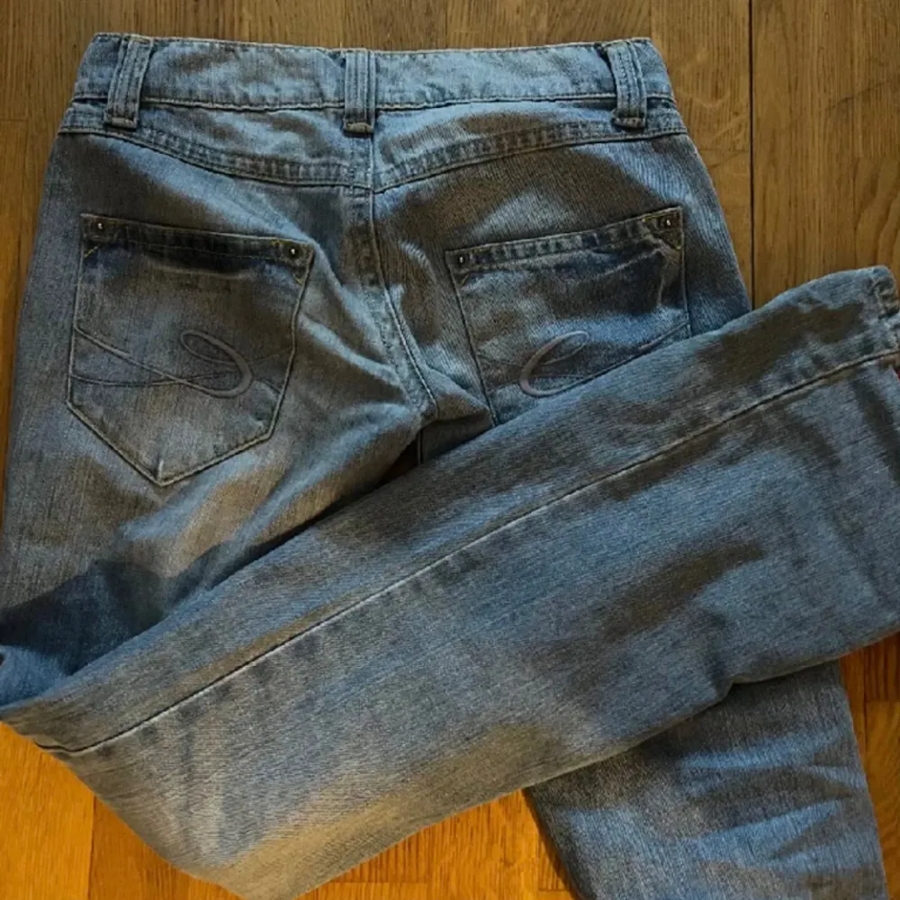 Jätte fina lågmidjade jeans från märket EDC🥰köpte dom här på plick men dom passade tyvär inte, därför säljer jag dom! Dom är aldrig använda, alltså i nyskick😊hör av dig om du har mer frågor! . Jeans & Byxor.