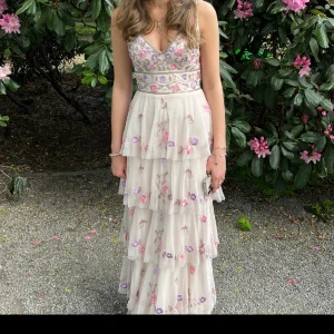 Super fin Balklänning  - Säljer nu min jättefina balklänning. Köptes för ca 2000kr och säljer för 1000kr! Jag är 167cm! Kontakta vid frågor, mer bilder eller intresse!💕💕