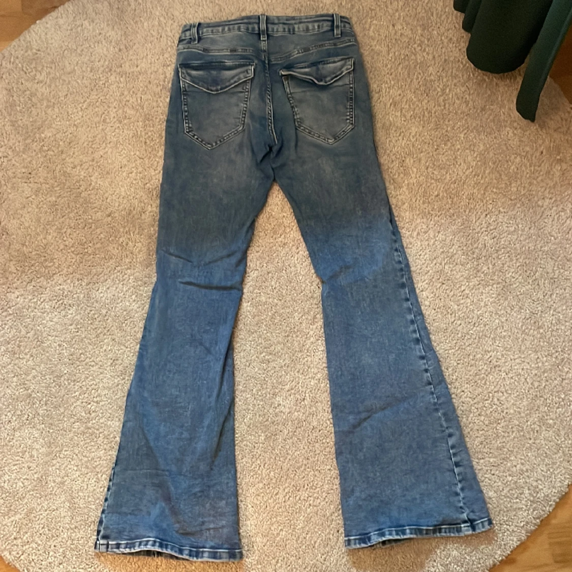 Utsvängda jeans från Lindex  - 26