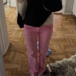 Super fina unika rosa lågmidjade jeans. Köpta i Spanien knappt använda. Inga defekter. Storlek S men passar XS-liten M Midjemått 34cm, innerbenslängd 78❤️