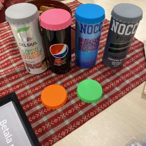 Lockdown - Ett lock till din läskburk/energidricka eller ölburk. Passar på alla normalstora burkar (förutom cola, fanta och Sprite)  Finns i färgerna rosa, vit, röd, grön, grå, orange  