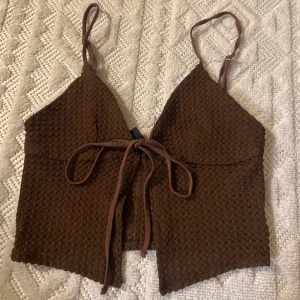 Topp från H&M  - Fin topp till sommaren. Bredd 33cm och 29cm lång. Storlek xs