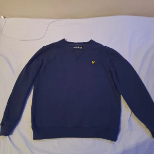 Lyle & Scott tröja - Säljer en lyle & Scott tröja använd men i bra skick säljer för att den inte används längre, bara att höra av sig vid frågor.