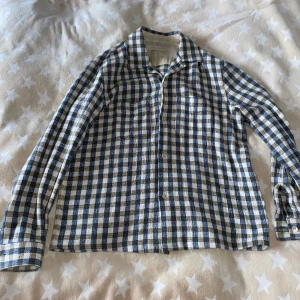 Our Legacy  - Tjena! Säljer nu min favorit skjorta då den har blivit för stor för mig. Den är underbar att ha på sig på sommaren. Den är lite oversized i modellen om man gillar de. Riktigt snygg med bara en vit T-shirt under. Köptes förra sommaren i butiken.  Mvh 