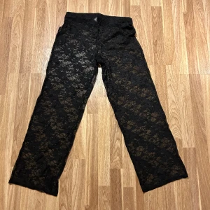 Spetsbyxor - Säljer spetsbyxor från H&M pga. För korta (är 172). Men aldrig använda🙌🏼⭐️ kontakta ifall frågor finns💕 Frakt för dessa är 15 kr Klicka därför inte på ”köp nu”!
