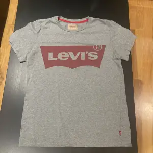 Snyyg Levi’s T-shirt som passa någon som har storlek S. Tröjan är i använt och texten i nacken är lite ut suddad, det finns inga defekter så som små hål eller annat som är synligt.