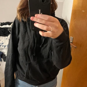 Hoodie - Vanlig svart dam hoodie som inte kommer till användning längre.  Väldigt fint skick! 