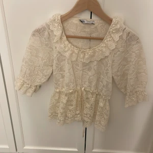 Zara tröja - Zara tröja i storlek XS/S. 10/10 i skicket och är helt oanvänd. Skriv privat för fler frågor 