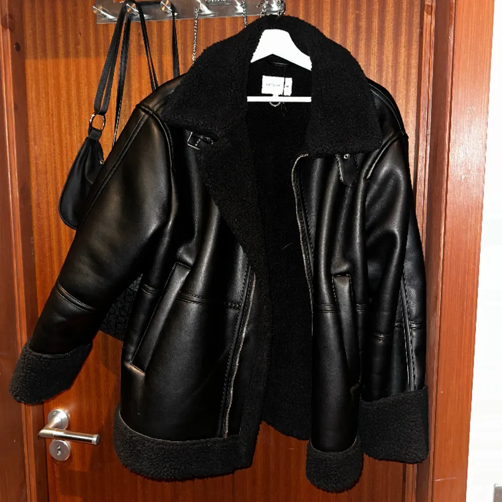 Addison sherling jacket är en oversize bikerjacka från Stockh lm Studio. Snygg, cool och varm! I princip oanvänd, har endast använt en gång, säljer på grund av fel storlek annars skulle gärna behållt den 🖤 (Köptes för 1 499kr). Jackor.