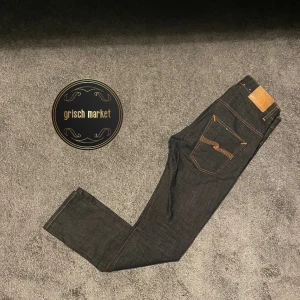 Nudie jeans Thin Finn  - Ett par riktigt najs nudie jeans i modellen ”Thin Finn” som är slim fit | 31/32 som sitter perfa på mig, jag är 183cm och 72kg, mått finns i pm | inga tecken på använding, skick 10/10 | nypris ca 1500 | kom gärna med frågor! |